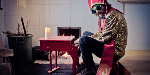 Vinicio Capossela: Sciusten Feste N.1965 è il nuovo album, il video di Voodoo Mambo. Dal 2 novembre al via da Cesena il tour “Conciati per le Feste”.